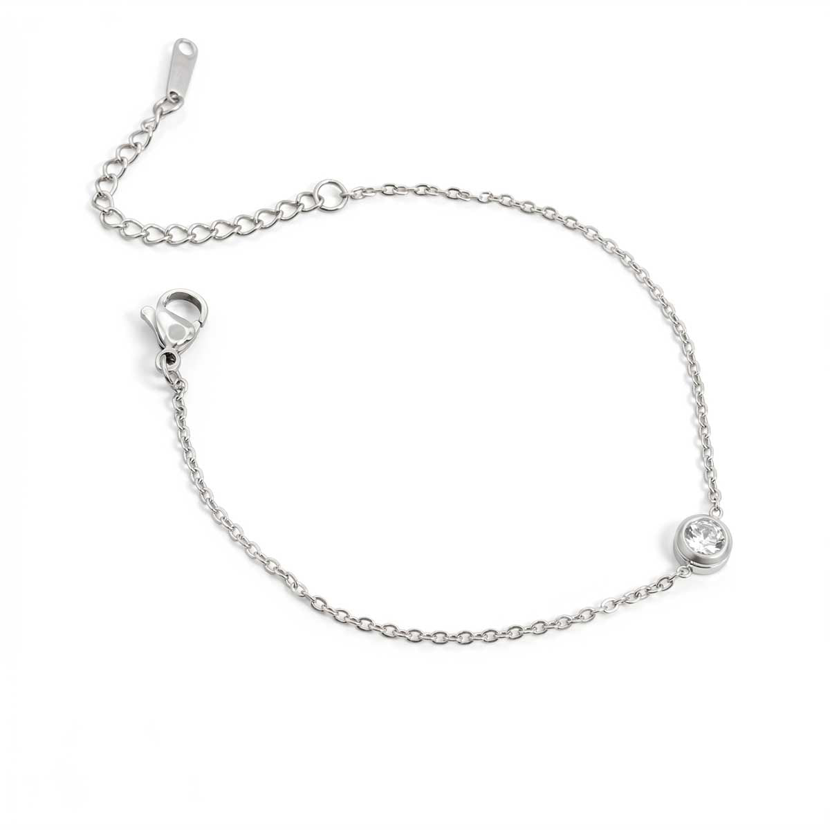 Silberfarbenes Edelstahl-Armband für Damen mit einem kleinen, rund gefassten Zirkonia-Solitär als Zwischenelement, Hauptfoto.