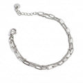 Silberfarbenes Damen-Armband aus Edelstahl im modischen Lagen-Look aus feinen Panzer- und Ankerkettengliedern, Hauptfoto.