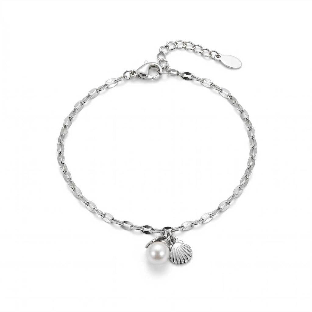 Silberfarbenes Damen-Armband aus Edelstahl mit kleinen, gedrehten Kettengliedern sowie einer weißen Perle und einem Muschel-Anhänger, Hauptfoto.
