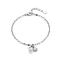 Silberfarbenes Damen-Armband aus Edelstahl mit kleinen, gedrehten Kettengliedern sowie einer weißen Perle und einem Muschel-Anhänger, Hauptfoto.