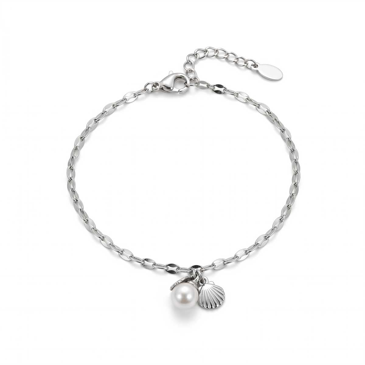 Silberfarbenes Damen-Armband aus Edelstahl mit kleinen, gedrehten Kettengliedern sowie einer weißen Perle und einem Muschel-Anhänger, Hauptfoto.
