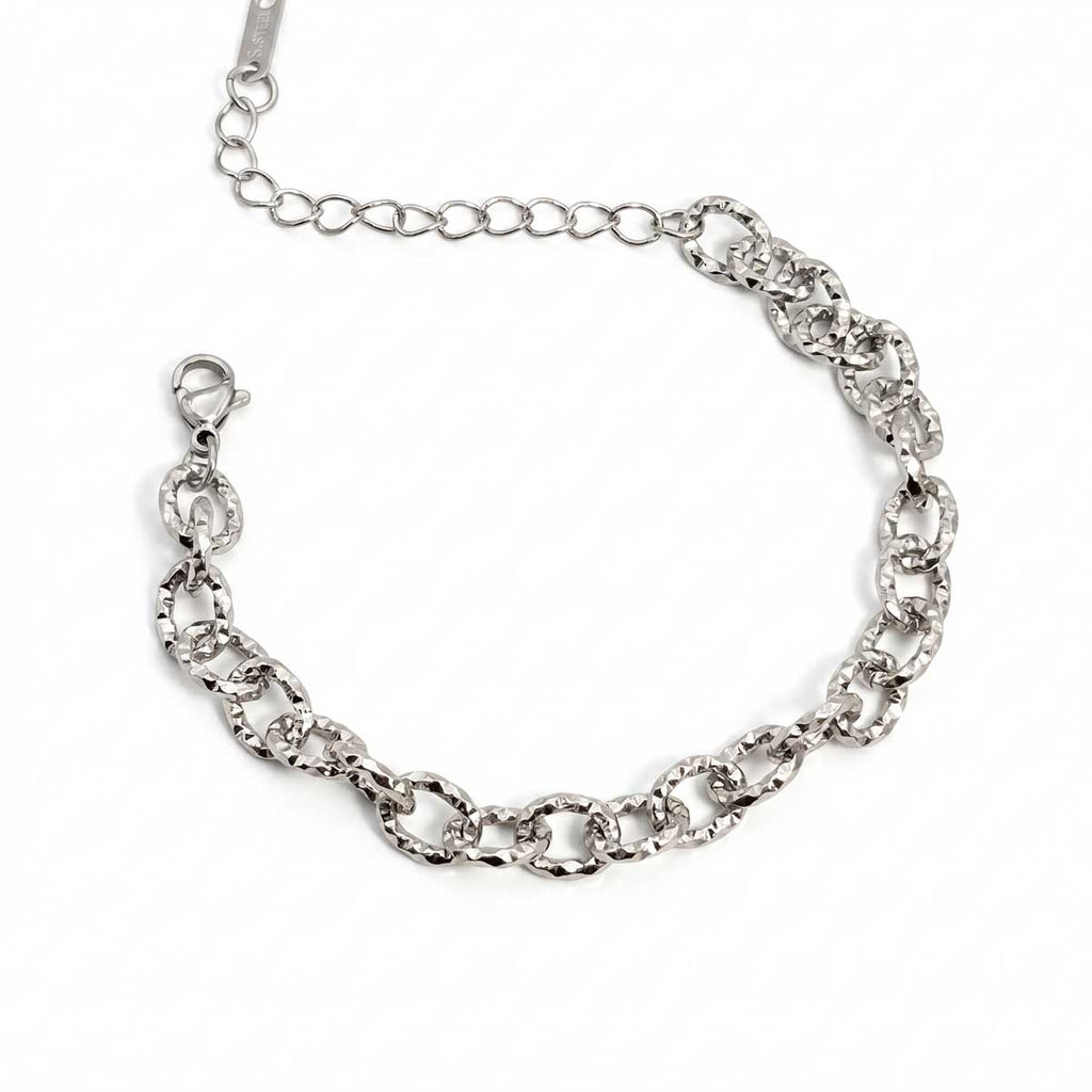 Silberfarbenes Edelstahl-Armband für Damen aus groben, diamantartig strukturierten Kettengliedern, Hauptfoto