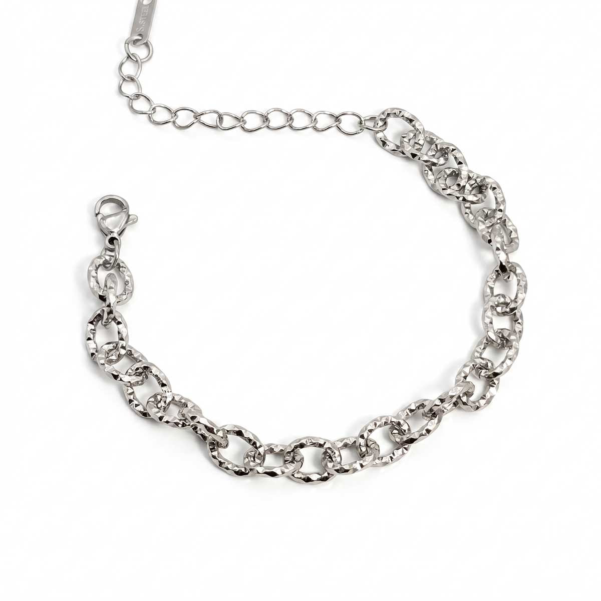 Silberfarbenes Edelstahl-Armband für Damen aus groben, diamantartig strukturierten Kettengliedern, Hauptfoto