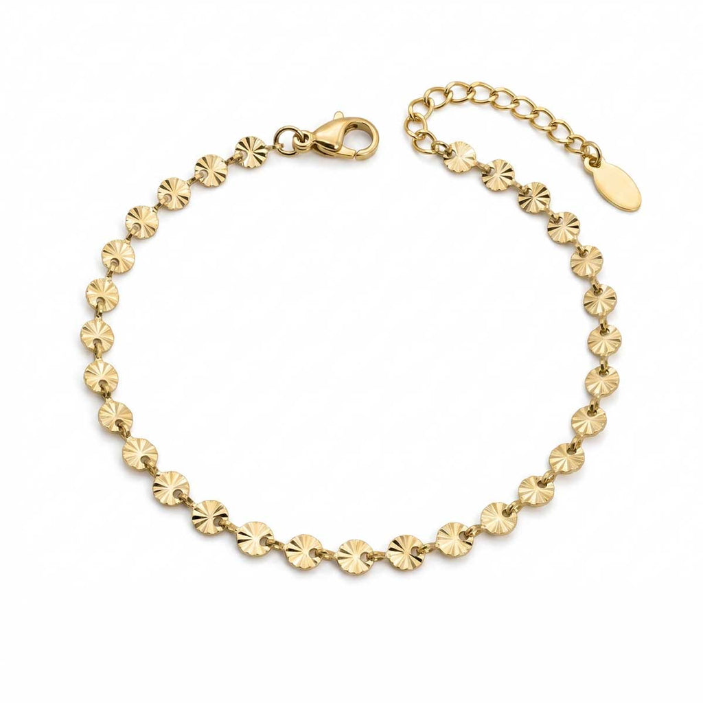 Goldfarbenes Damen-Armband aus Edelstahl, zusammengesetzt aus einer Reihe kleiner, fächerartig strukturierter Plättchen, Hauptfoto