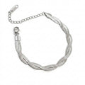 Goldfarbenes Edelstahl-Armband für Damen mit filigranen, flach gedrehten Kettengliedern im minimalistischen Look, Hauptfoto.
