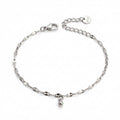 Silberfarbenes Edelstahl-Armband für Damen mit filigran gedrehten Kettengliedern und einem winzigen Tropfen-Charm, Hauptfoto