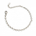 Silberfarbenes Edelstahl-Armband für Damen aus einer Reihe kleiner, fächerartig strukturierter Plättchen, Hauptfoto.