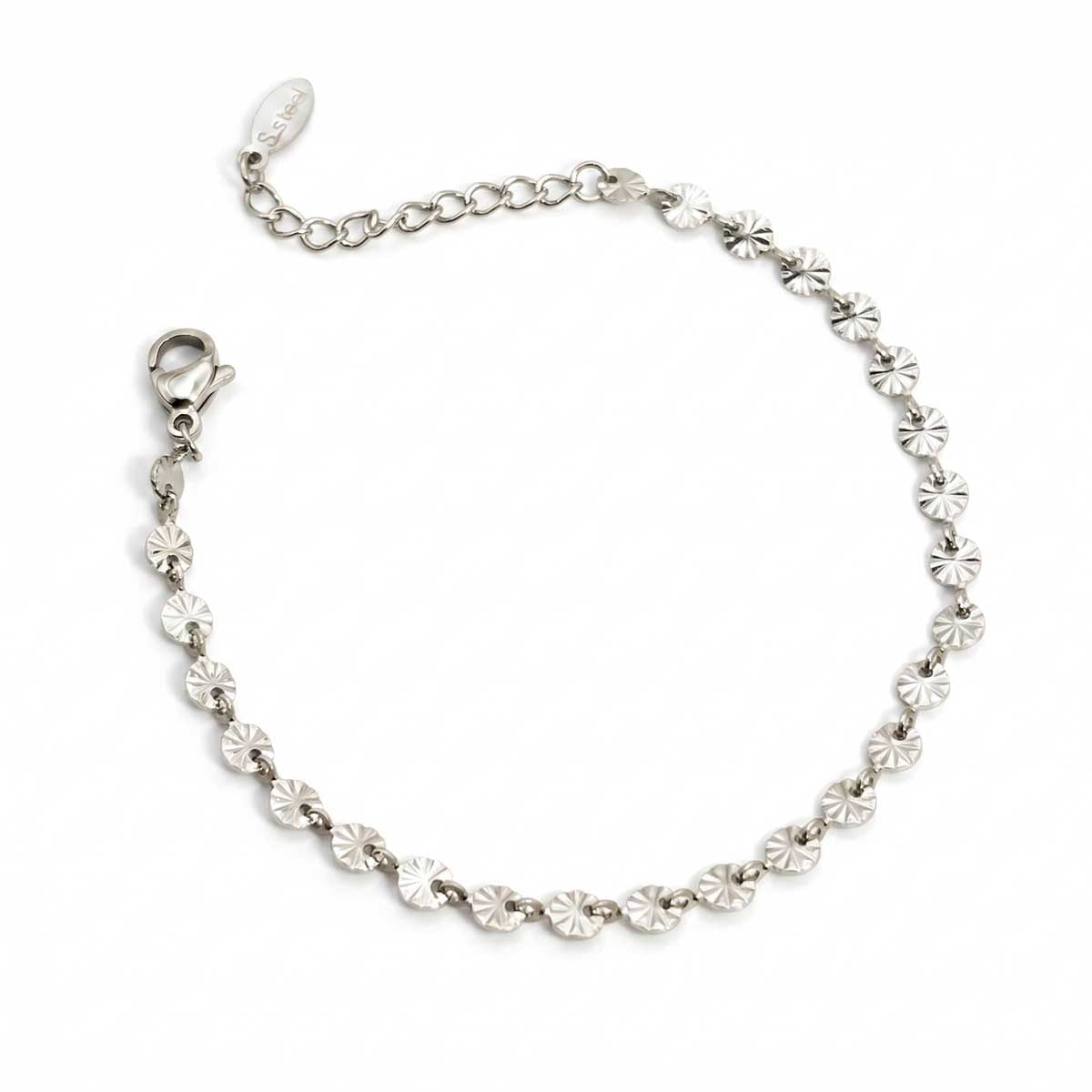 Silberfarbenes Edelstahl-Armband für Damen aus einer Reihe kleiner, fächerartig strukturierter Plättchen, Hauptfoto.