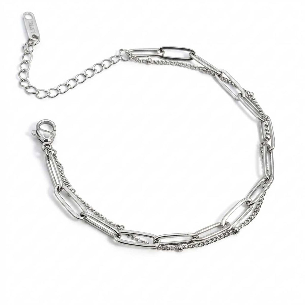 Silberfarbenes Damen-Armband aus Edelstahl im Lagen-Look aus einer Paperclip-Kette und feinen Gliederketten, Hauptfoto.