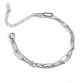 Silberfarbenes Damen-Armband aus Edelstahl im Lagen-Look aus einer Paperclip-Kette und feinen Gliederketten, Hauptfoto.