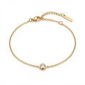Goldfarbenes Edelstahl-Armband für Damen mit einem kleinen, rund gefassten Zirkonia-Solitär als Zwischenelement, Hauptfoto