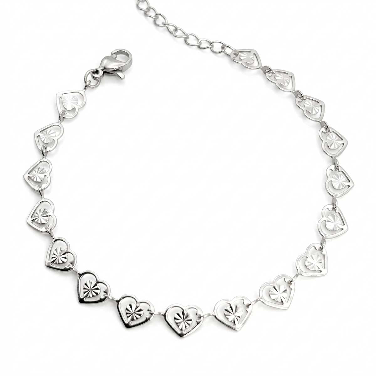 Silberfarbenes Damen-Armband aus Edelstahl, zusammengesetzt aus einer Reihe kleiner, filigran gemusterter Herz-Glieder, Hauptfoto