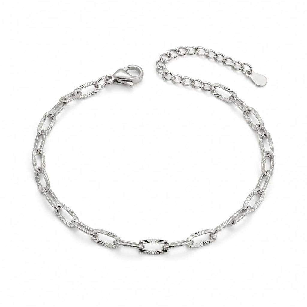 Silberfarbenes Edelstahl-Armband für Damen mit länglichen, filigran gemusterten Kettengliedern, Hauptfoto.