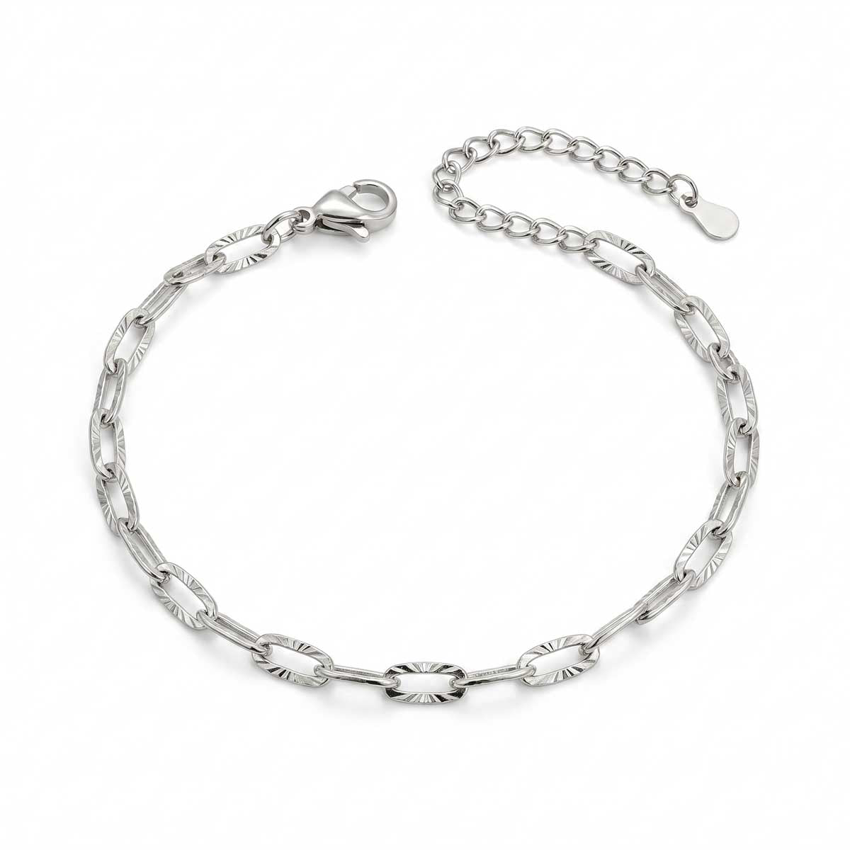 Silberfarbenes Edelstahl-Armband für Damen mit länglichen, filigran gemusterten Kettengliedern, Hauptfoto.