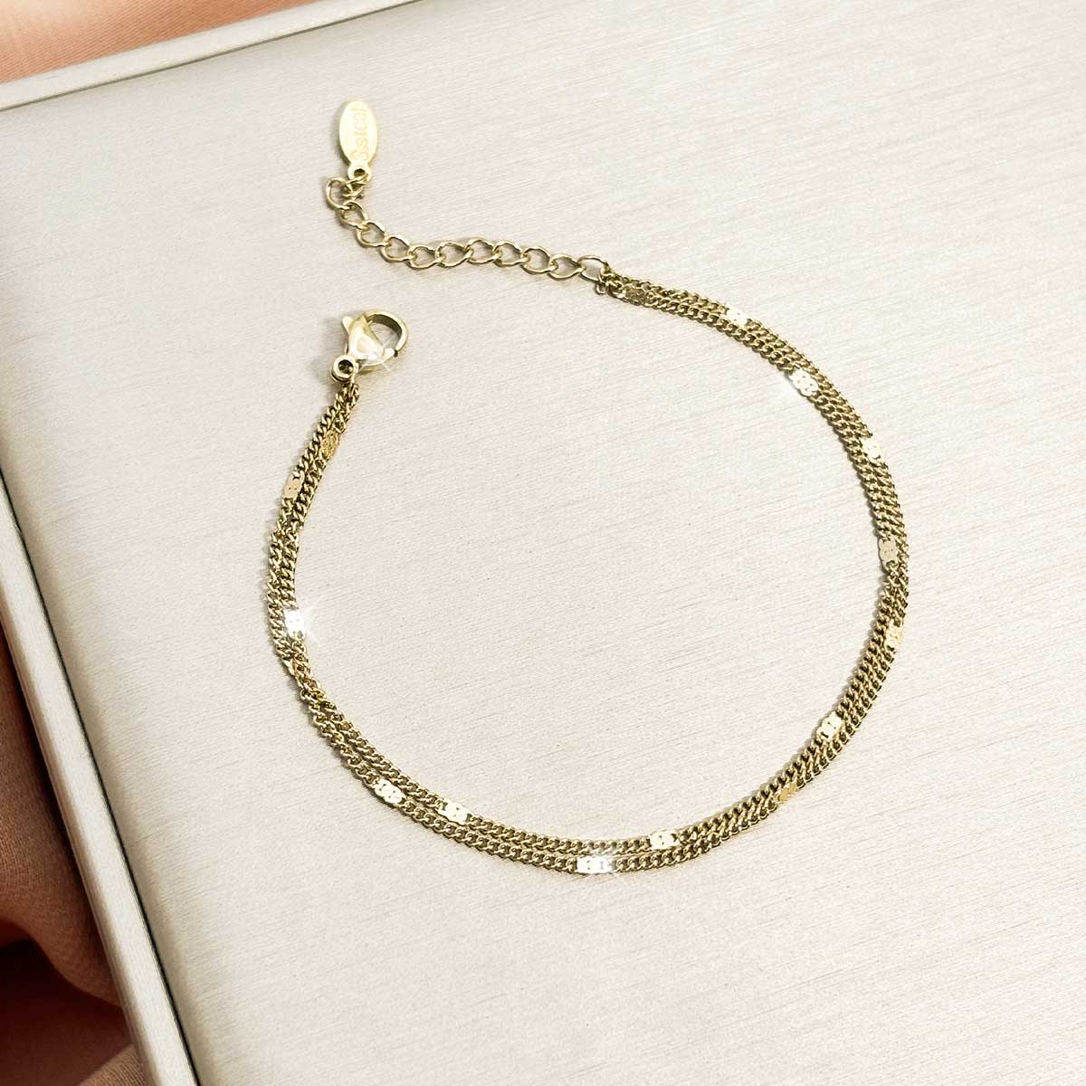Goldfarbenes Damen-Armband aus Edelstahl mit einem eleganten, zweireihigen Gliederketten-Design, Produktfoto