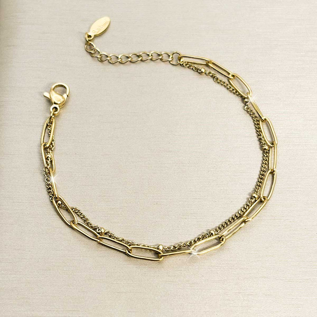 Goldfarbenes Edelstahl-Armband für Damen im Lagen-Look aus einer Paperclip-Kette und einer feinen Erbskette, Produktbild.