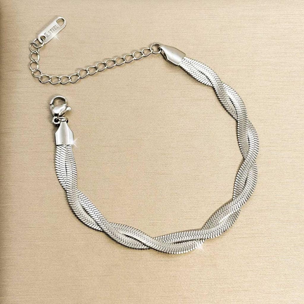 Goldfarbenes Edelstahl-Armband für Damen mit filigranen, flach gedrehten Kettengliedern im minimalistischen Look, Produktfoto
