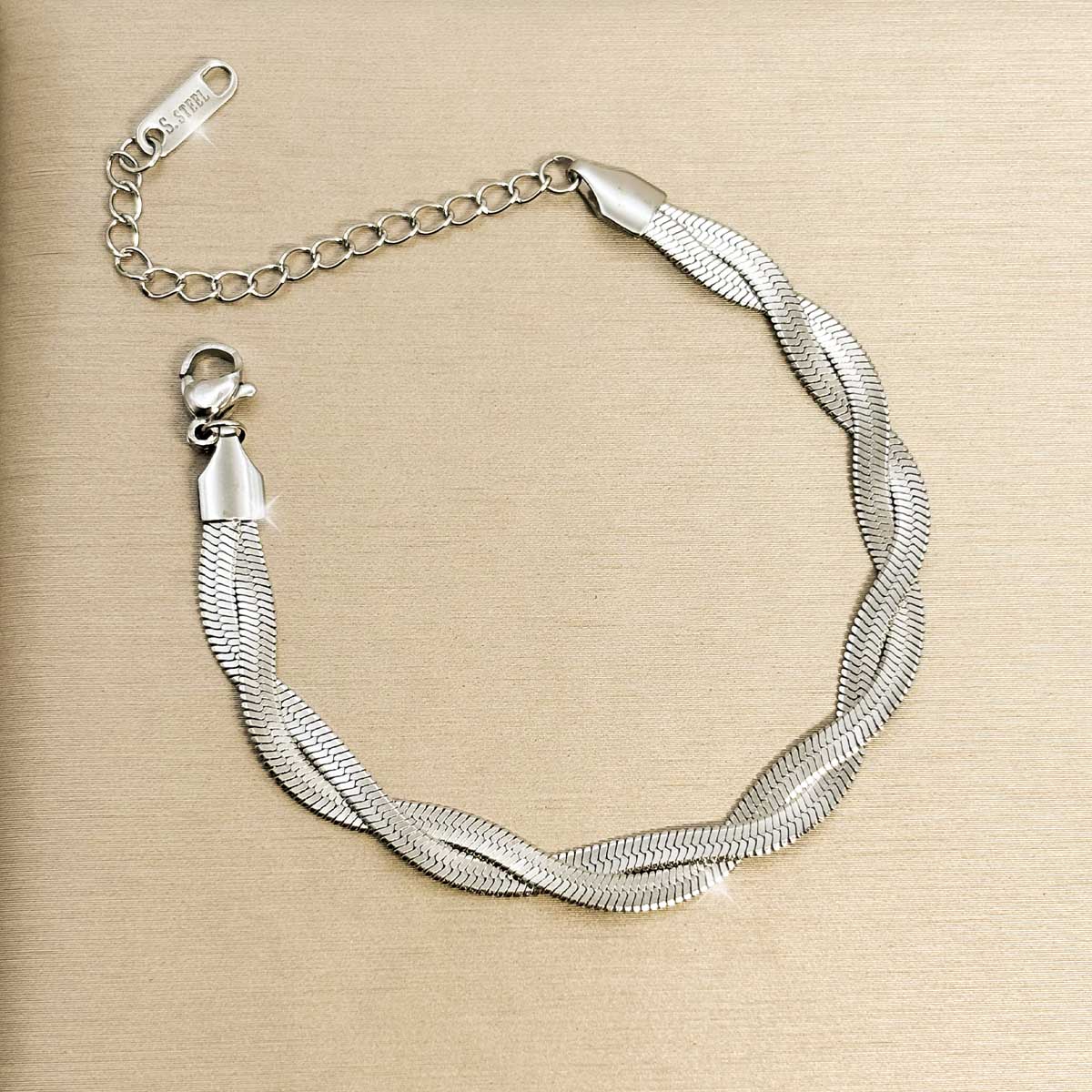 Goldfarbenes Edelstahl-Armband für Damen mit filigranen, flach gedrehten Kettengliedern im minimalistischen Look, Produktfoto