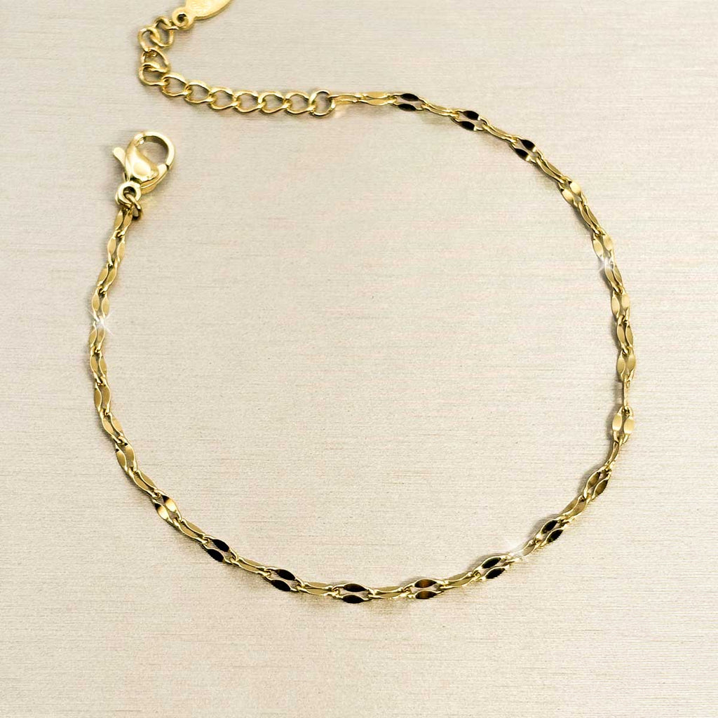 Goldfarbenes Edelstahl-Armband für Damen mit filigranen, flach gedrehten Kettengliedern im minimalistischen Look, Produktfoto