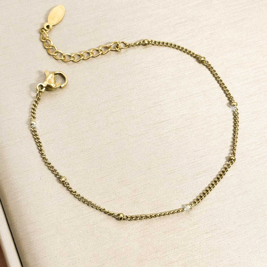 Goldfarbenes Damen-Armband aus Edelstahl mit dezent platzierten Mini-Kugeln an einer feinen Kette, Produktfoto