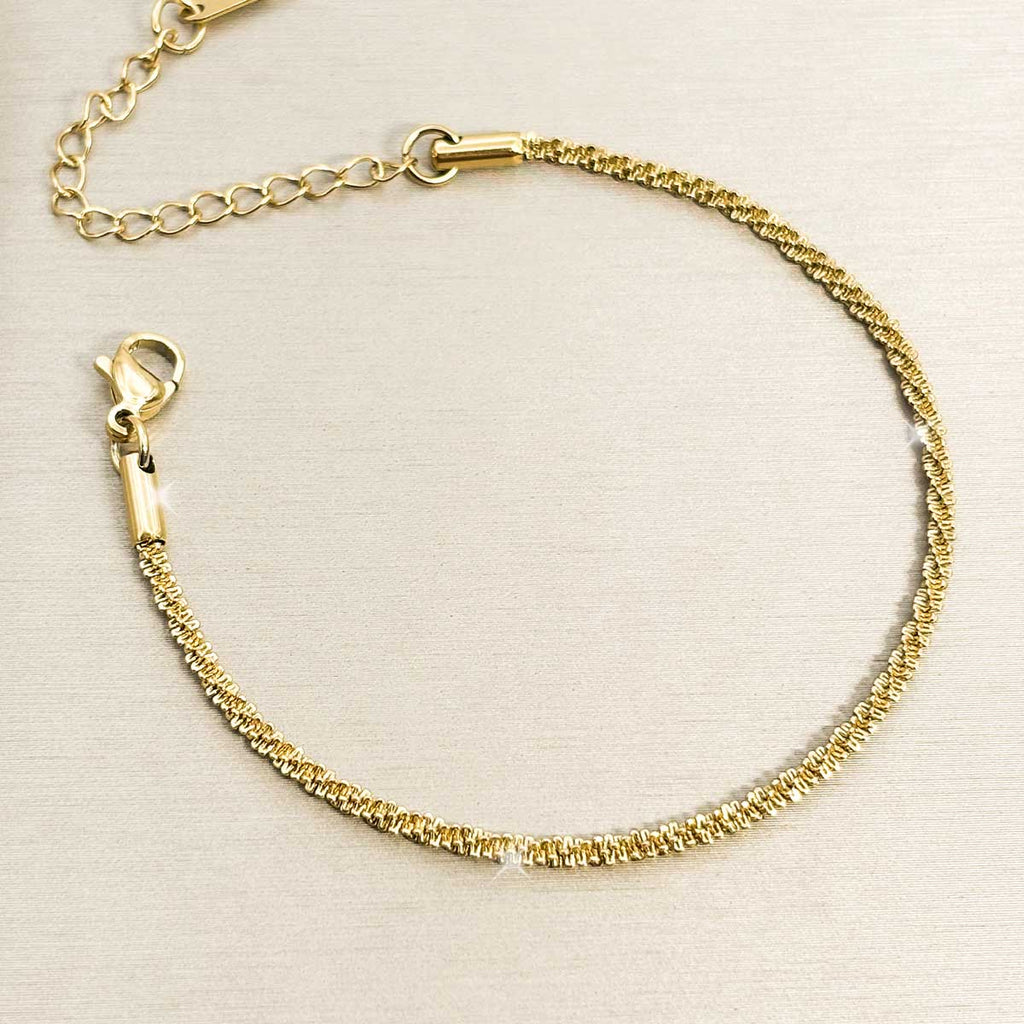 Goldfarbenes Damen-Armband aus Edelstahl mit einer intensiv strukturierten, funkelnden Ketten-Struktur, Vorderansicht.