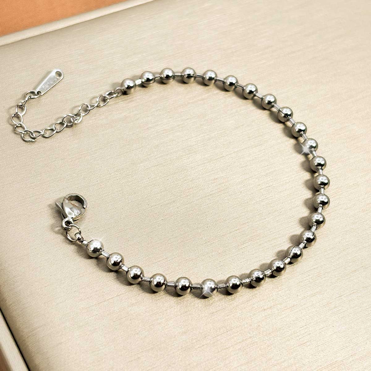 Silberfarbenes Kugel Armband