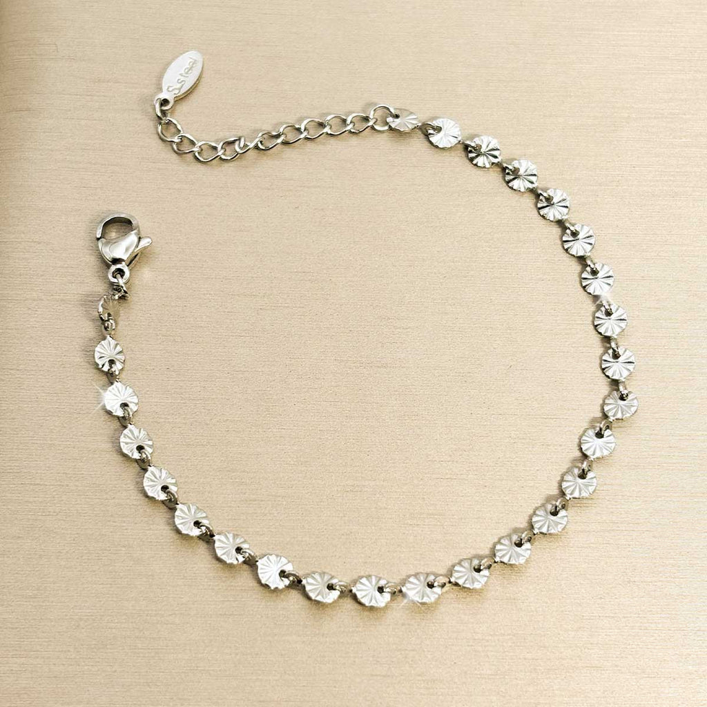 Silberfarbenes Edelstahl-Armband für Damen aus einer Reihe kleiner, fächerartig strukturierter Plättchen, Produktfoto