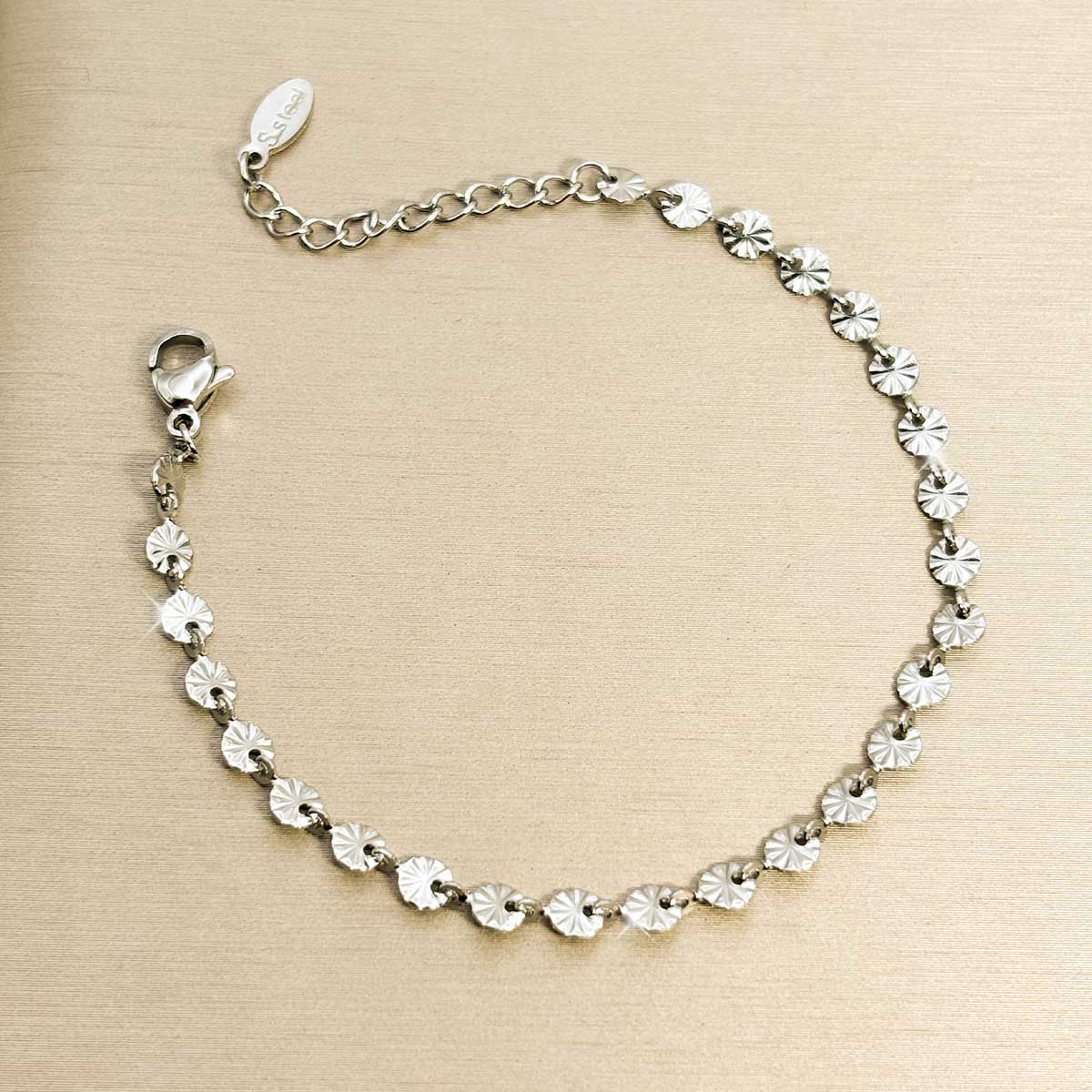 Silberfarbenes Edelstahl-Armband für Damen aus einer Reihe kleiner, fächerartig strukturierter Plättchen, Produktfoto