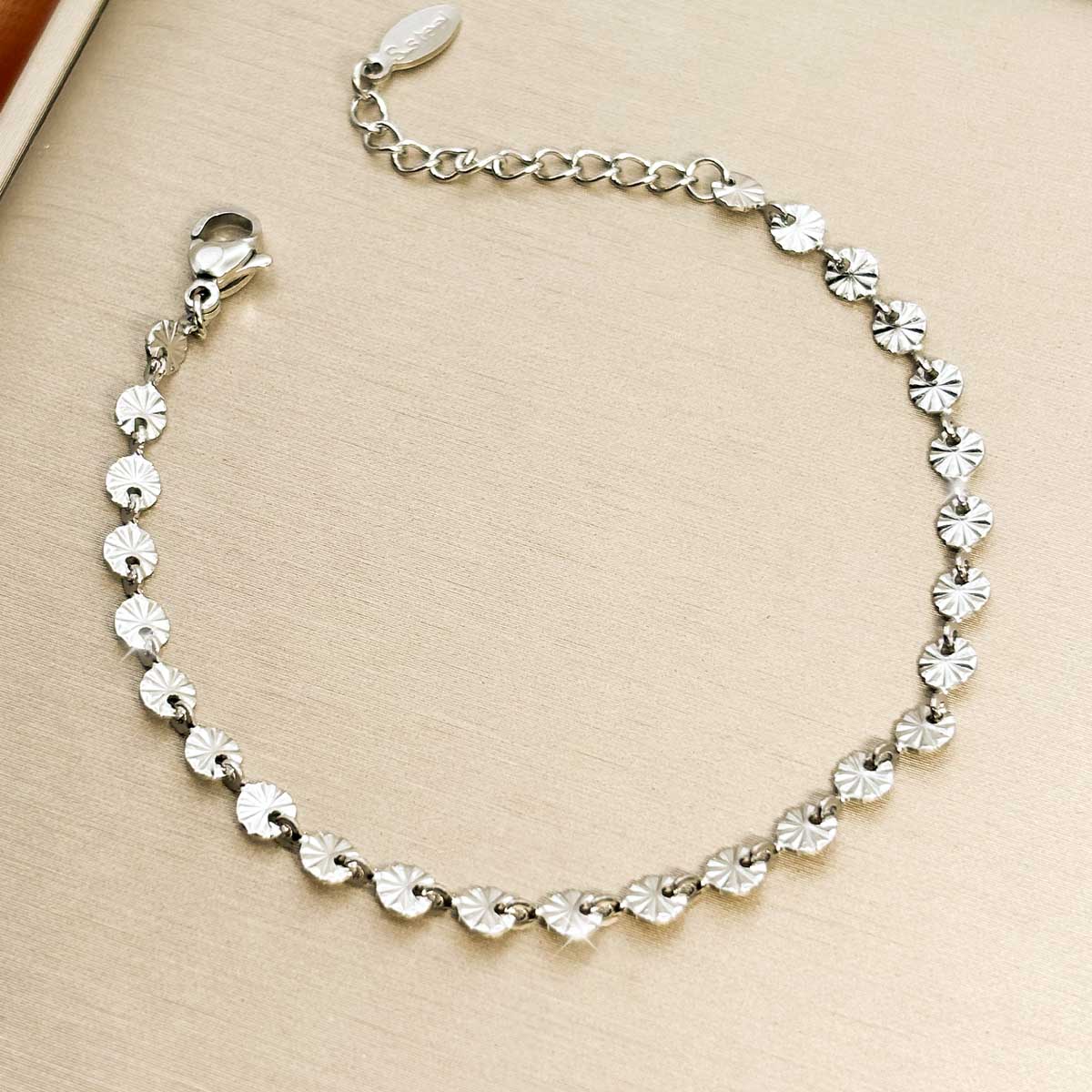 Silberfarbenes Plättchen Armband