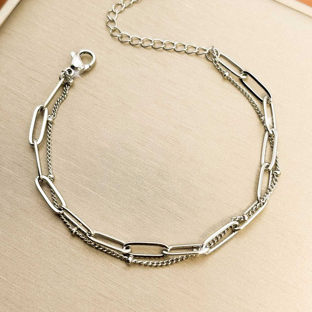 Silberfarbenes Damen-Armband aus Edelstahl im Lagen-Look aus einer Paperclip-Kette und feinen Gliederketten, Produktfoto