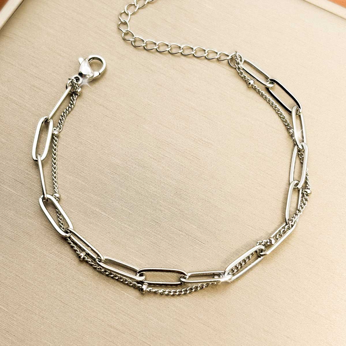 Silberfarbenes Damen-Armband aus Edelstahl im Lagen-Look aus einer Paperclip-Kette und feinen Gliederketten, Produktfoto