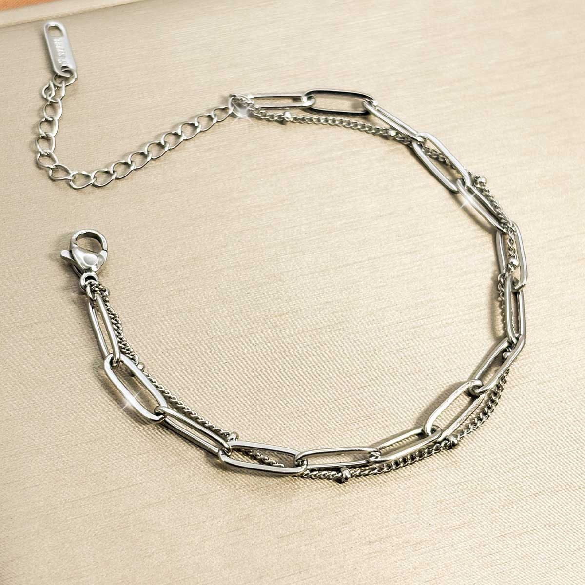 Silberfarbenes Layering Armband
