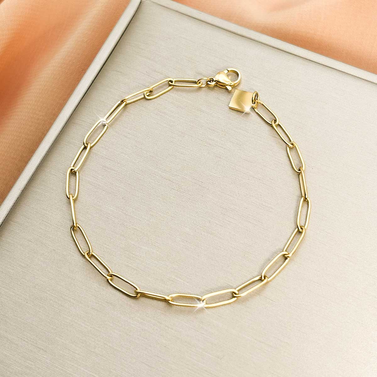 Goldfarbenes Damen-Armband aus Edelstahl mit minimalistisch-modernen, länglichen Kettengliedern, Produktfoto