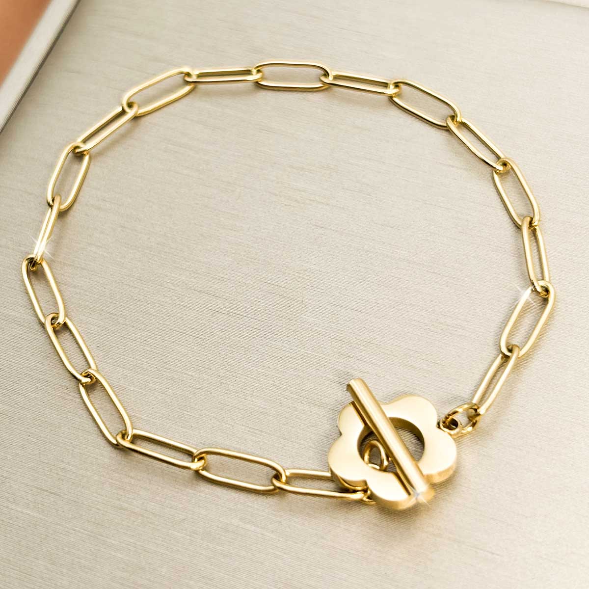 Goldfarbenes Blüte Armband