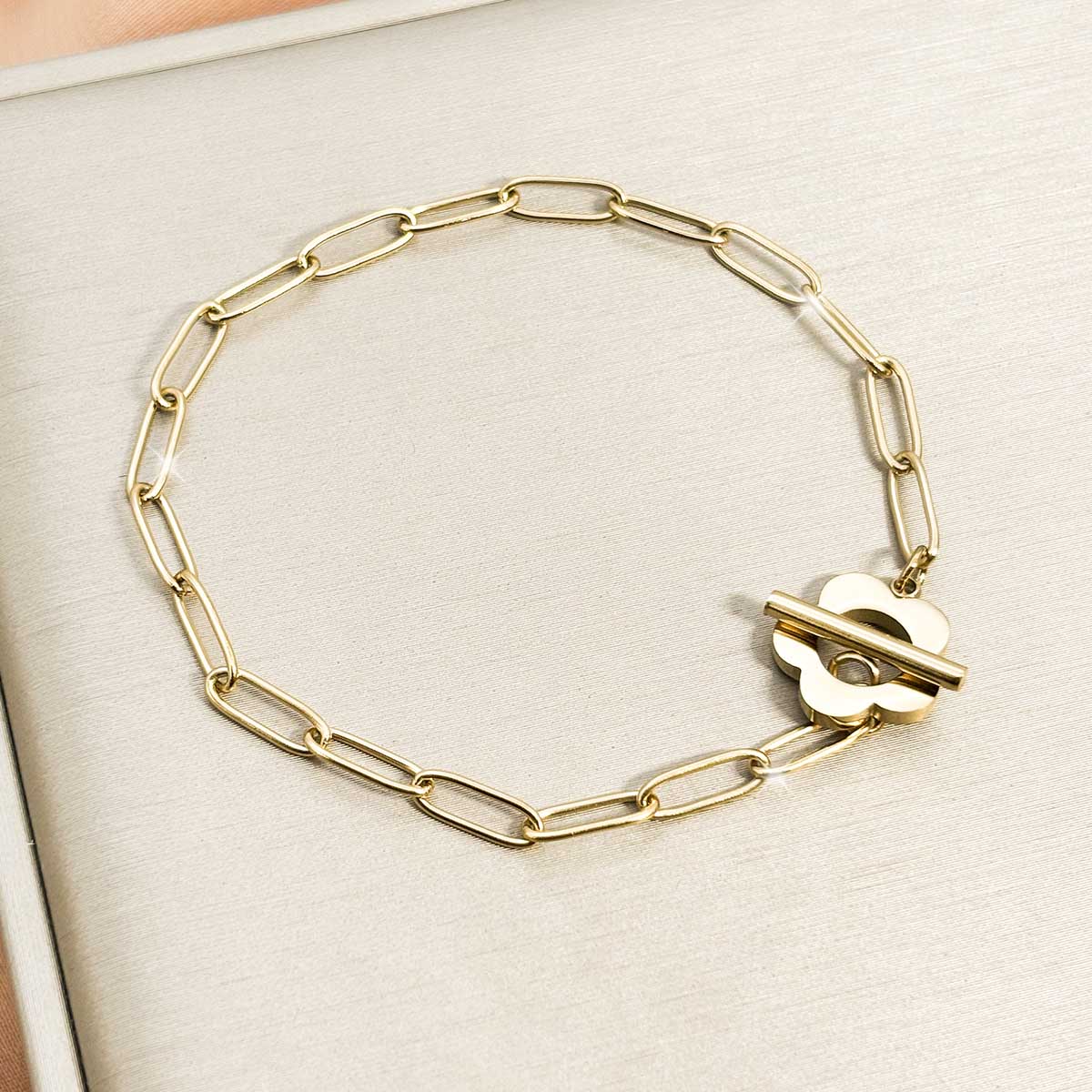Goldfarbenes Blüte Armband