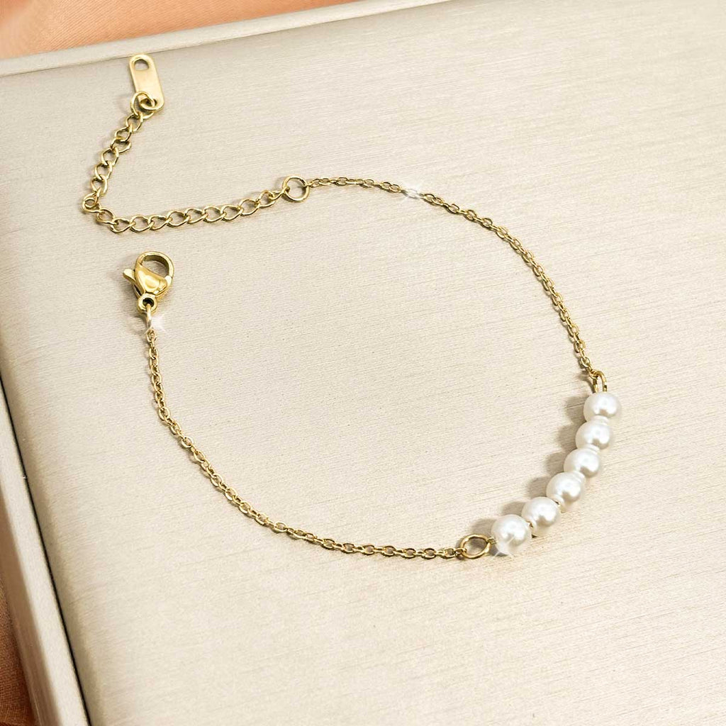 Goldfarbenes Kunstperlen Armband