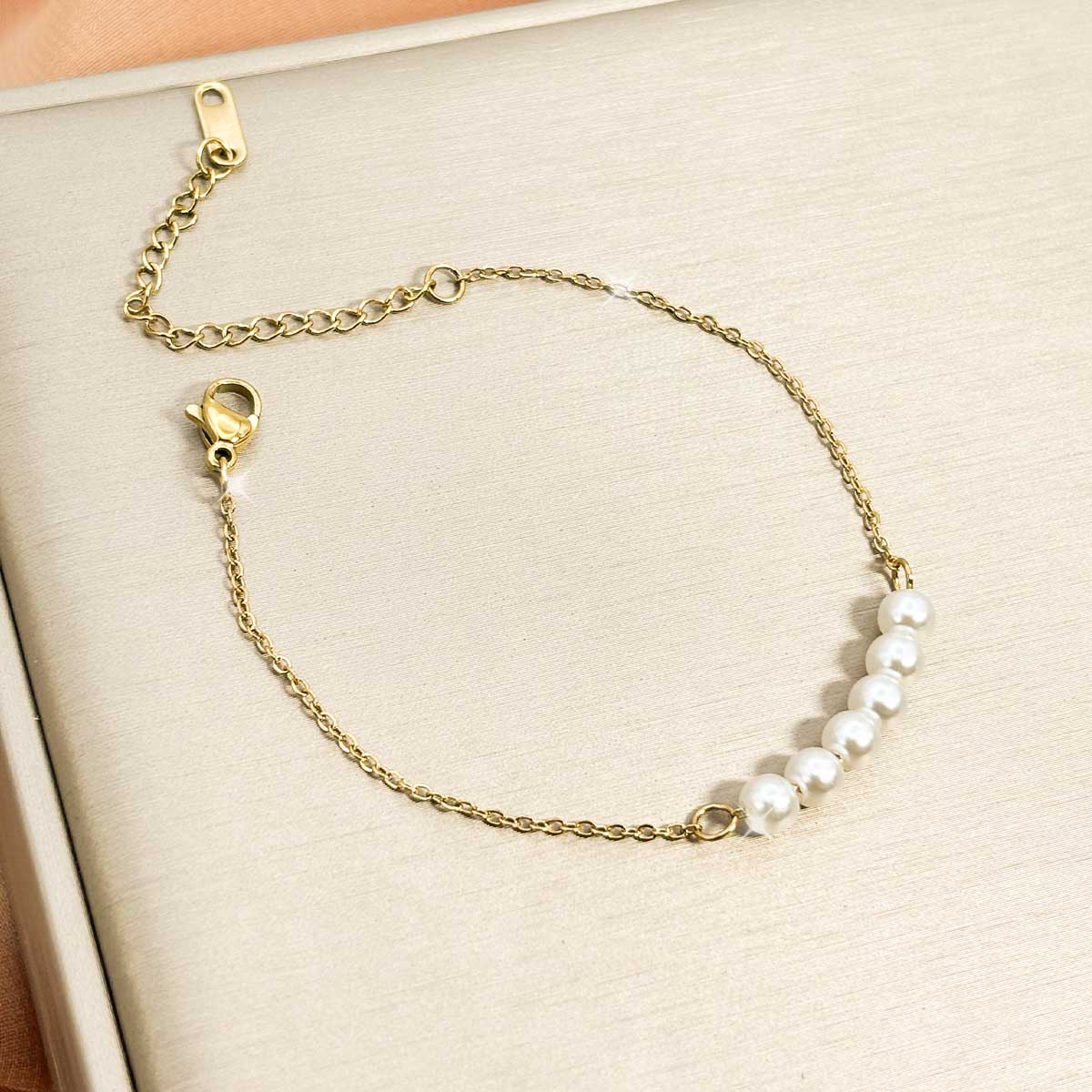 Goldfarbenes Kunstperlen Armband