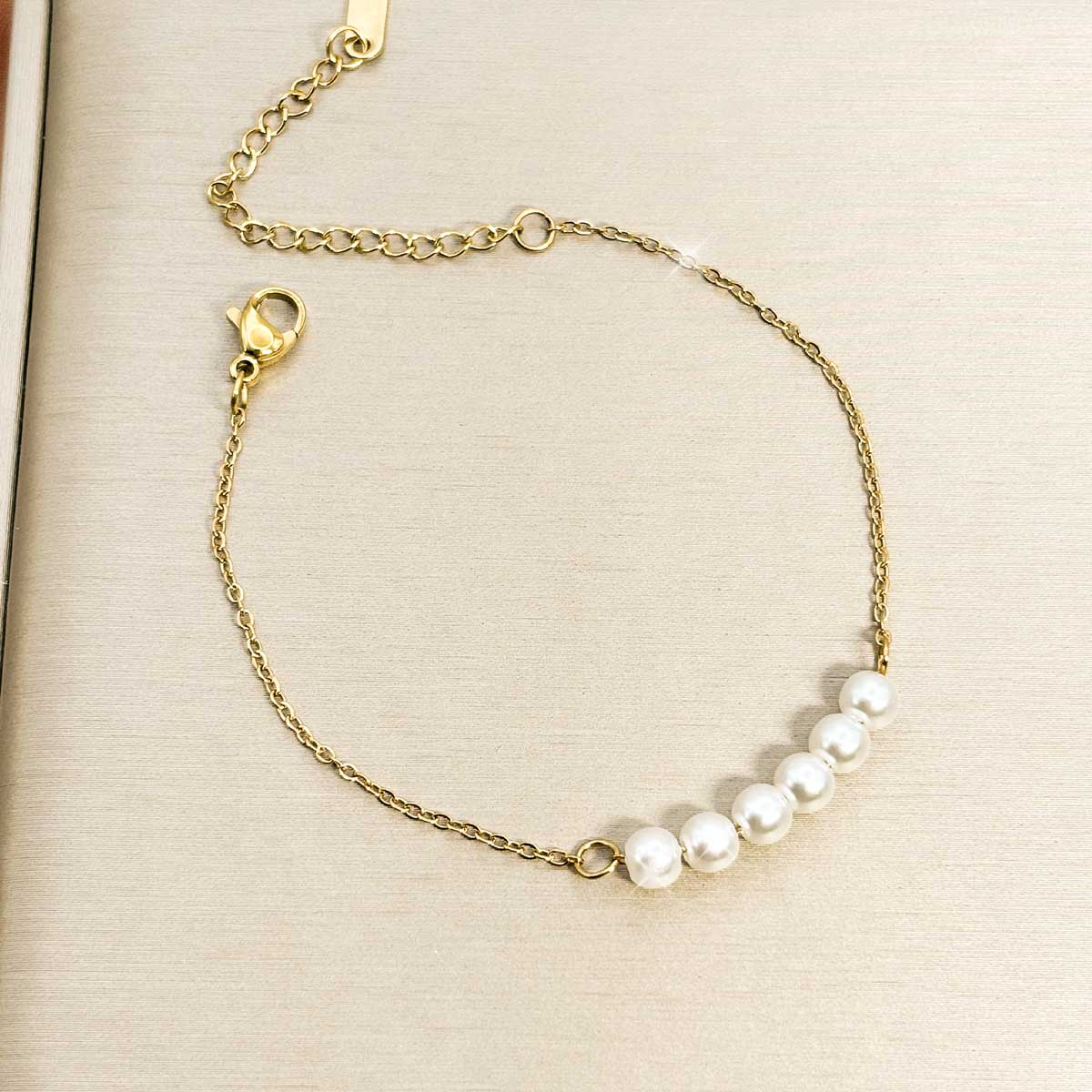 Goldfarbenes Kunstperlen Armband