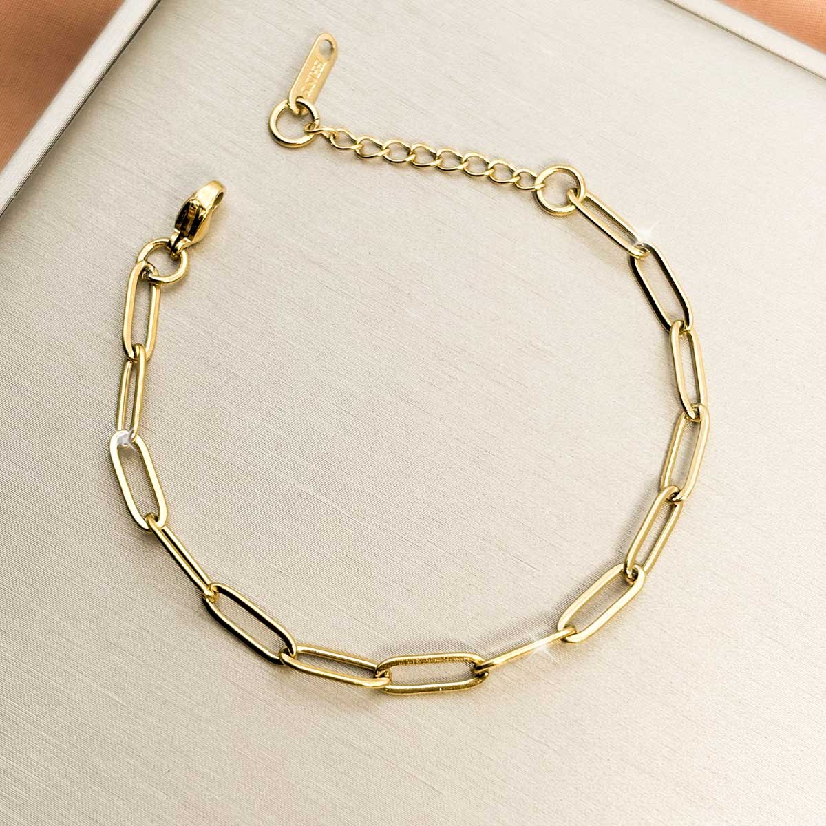 Goldfarbenes Damen-Armband aus Edelstahl mit minimalistisch-modernen, länglichen Kettengliedern, Detail-Aufnahme.