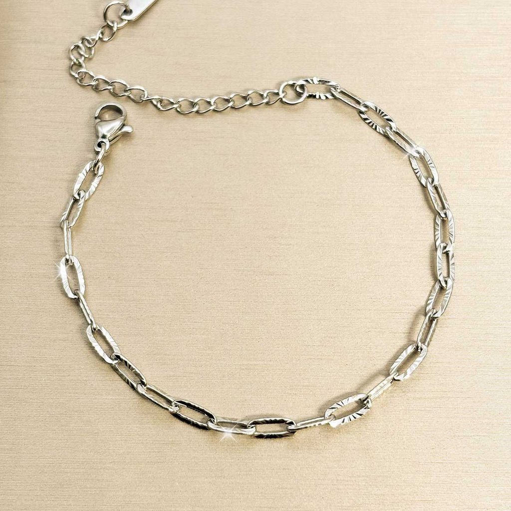 Silberfarbenes Edelstahl-Armband für Damen mit länglichen, filigran gemusterten Kettengliedern, Produktfoto