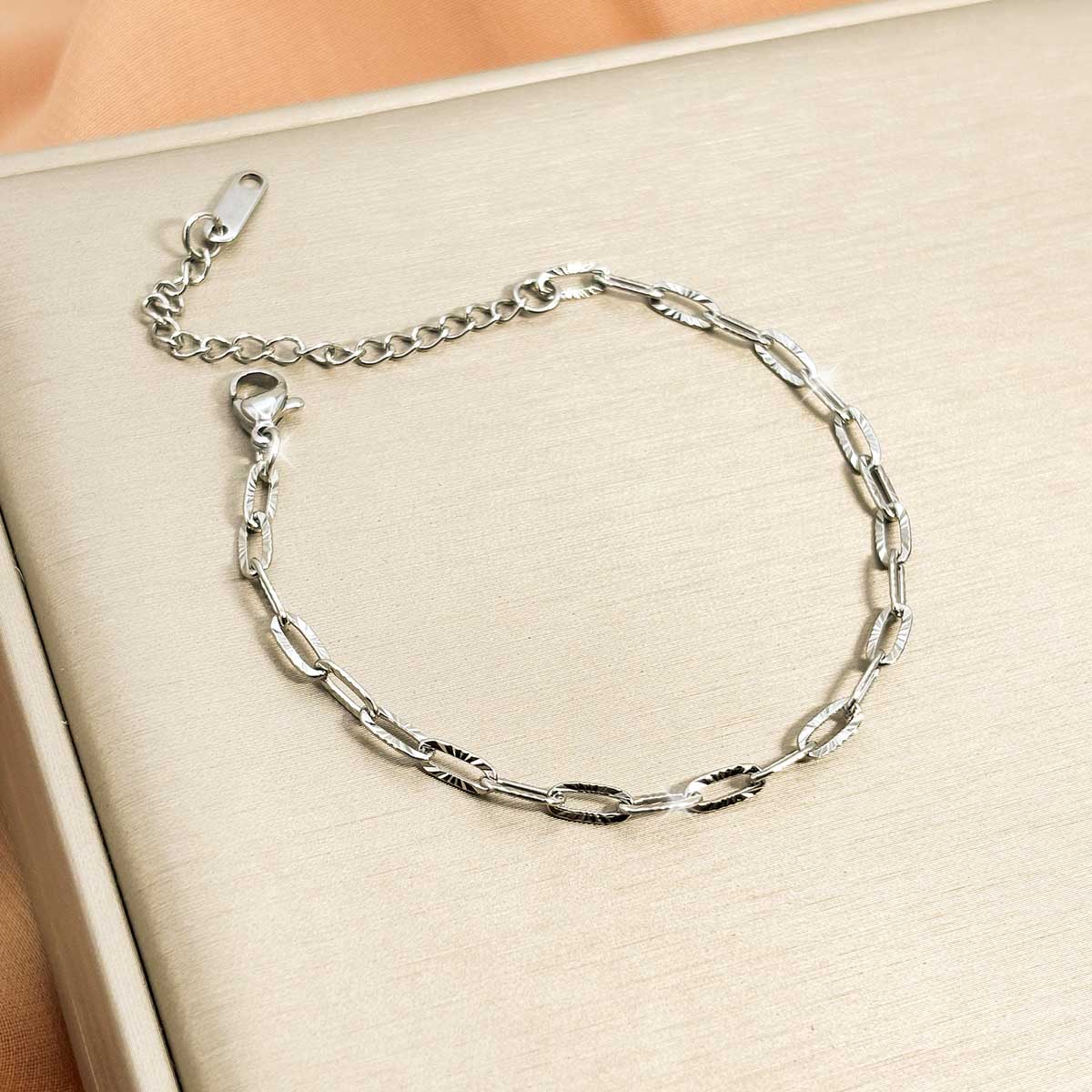 Silberfarbenes Struktur Armband