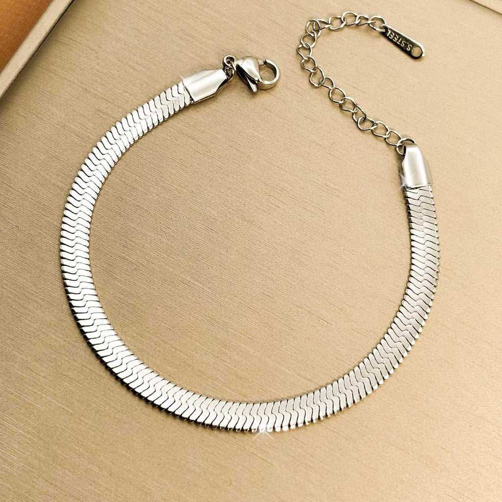 Silberfarbenes Damen-Armband aus Edelstahl im flachen, elegant glänzenden Schlangenketten-Design, Produktfoto