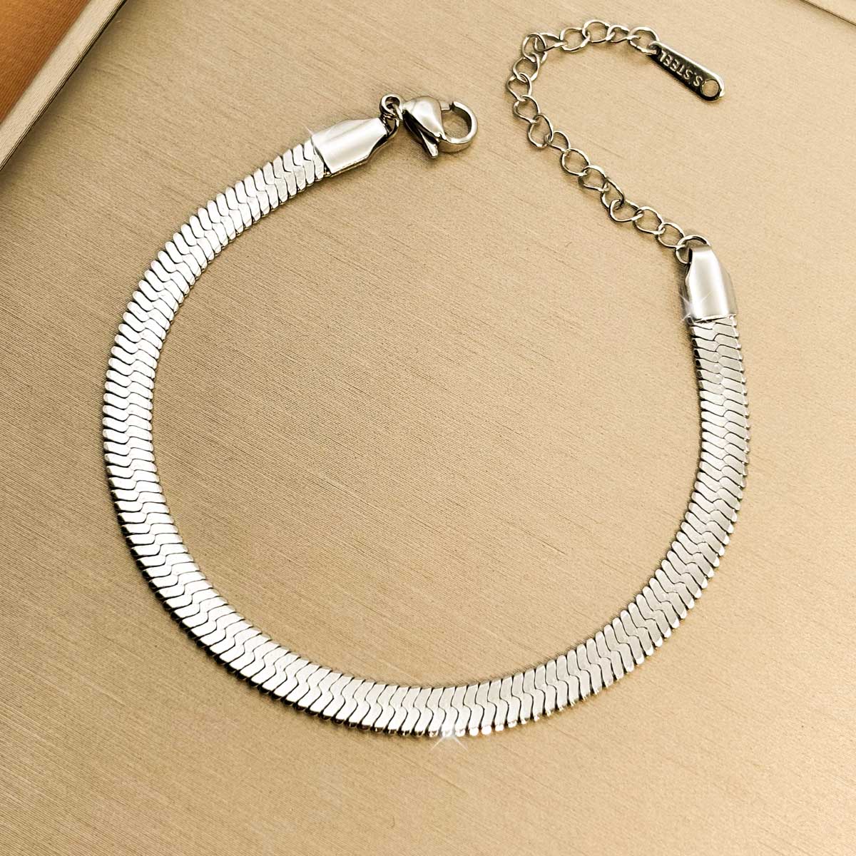 Silberfarbenes Damen-Armband aus Edelstahl im flachen, elegant glänzenden Schlangenketten-Design, Produktfoto