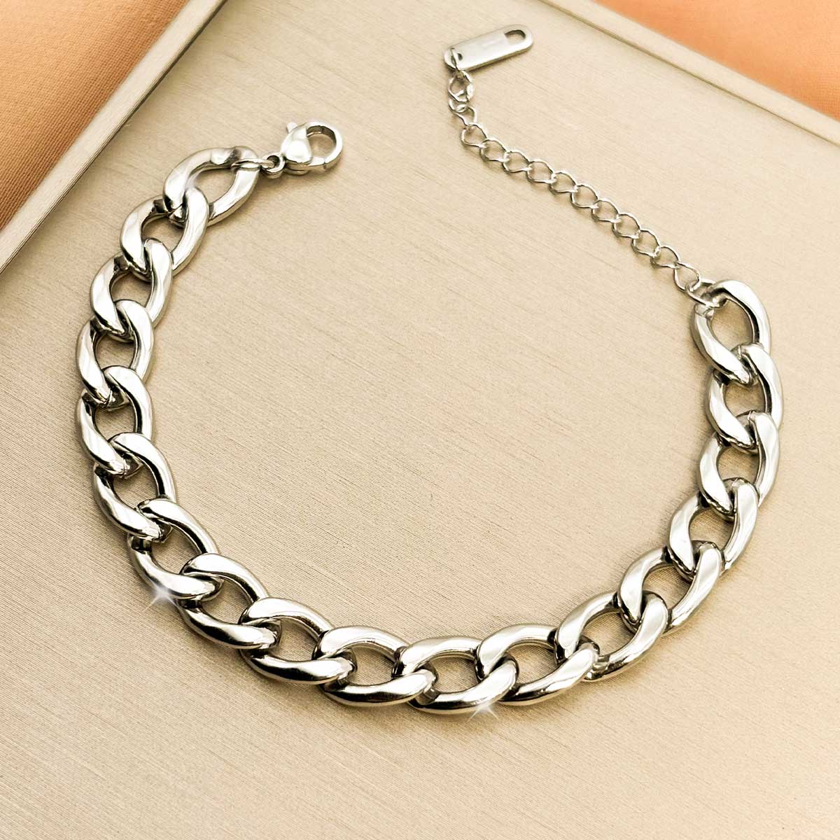 Silberfarbenes Edelstahl-Armband für Damen mit einem kleinen, rund gefassten Zirkonia-Solitär als Zwischenelement, Produktfoto