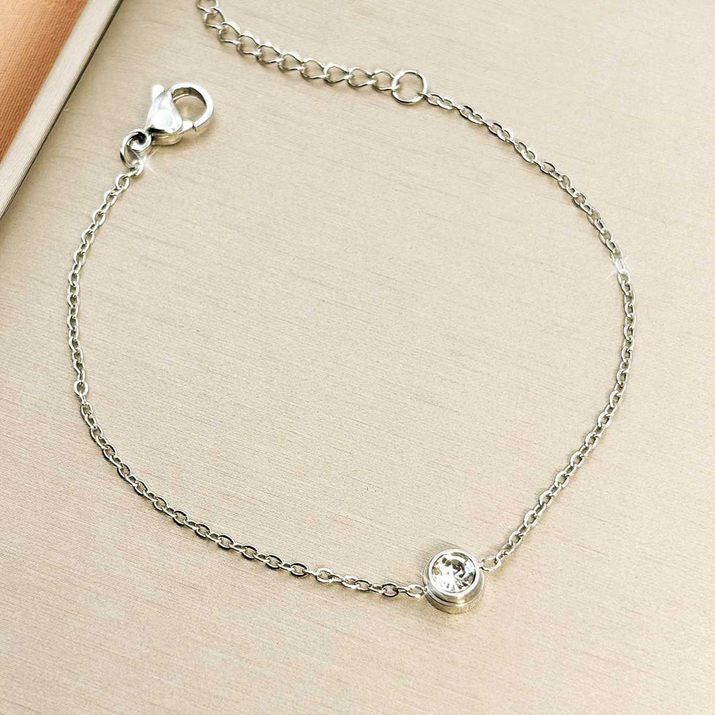 Silberfarbenes Edelstahl-Armband für Damen mit einem kleinen, rund gefassten Zirkonia-Solitär als Zwischenelement, Produktfoto