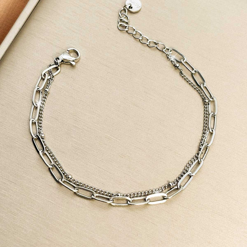 Silberfarbenes Damen-Armband aus Edelstahl im modischen Lagen-Look aus feinen Panzer- und Ankerkettengliedern, Produktfoto.