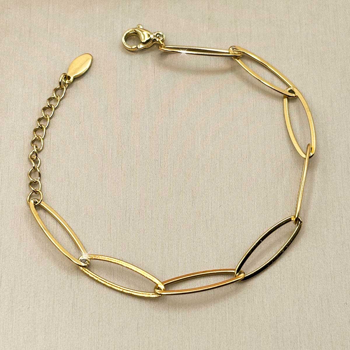 Goldfarbenes Damen-Armband aus Edelstahl mit großen, länglichen Kettengliedern, Produktfoto