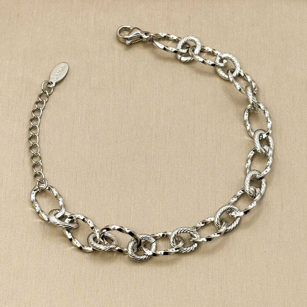 Silberfarbenes Edelstahl-Armband für Damen mit gemusterten, ineinander verschlungenen Gliedern, Studioaufnahme.
