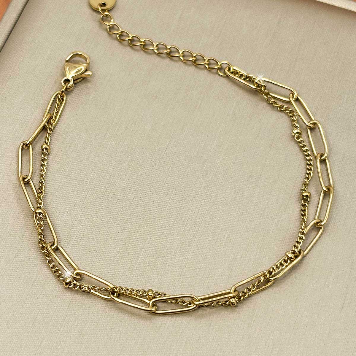Zweireihiges goldfarbenes Damen-Armband aus Edelstahl im feinen Layering-Look, Produktfoto