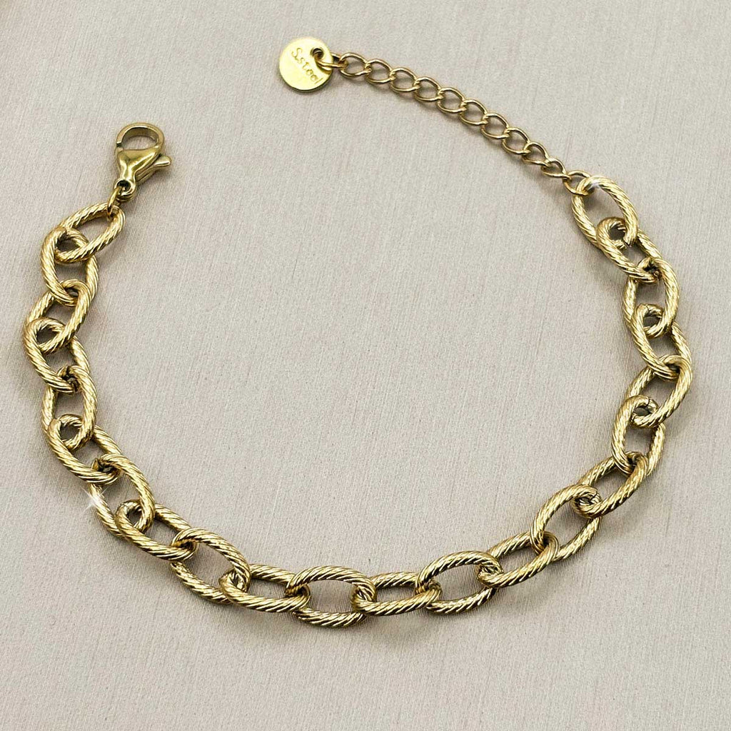 Goldfarbenes Damen-Armband aus Edelstahl mit strukturierten, dicken Kettengliedern im Vintage-Stil, Detail-Aufnahme.